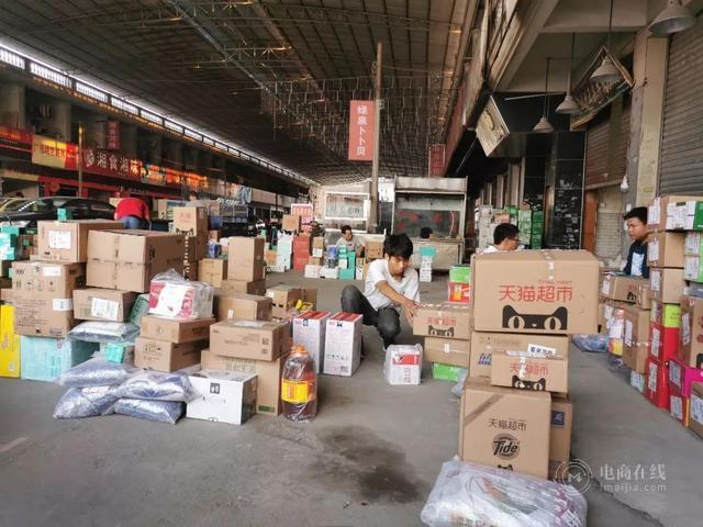 双11的40万快递“钟点工”:有人广州两栋楼,10天赚1万