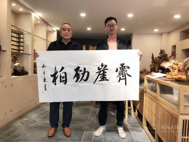 河北小伙在狼牙山下卖崖柏木雕，囤积六吨毛料，月销50万